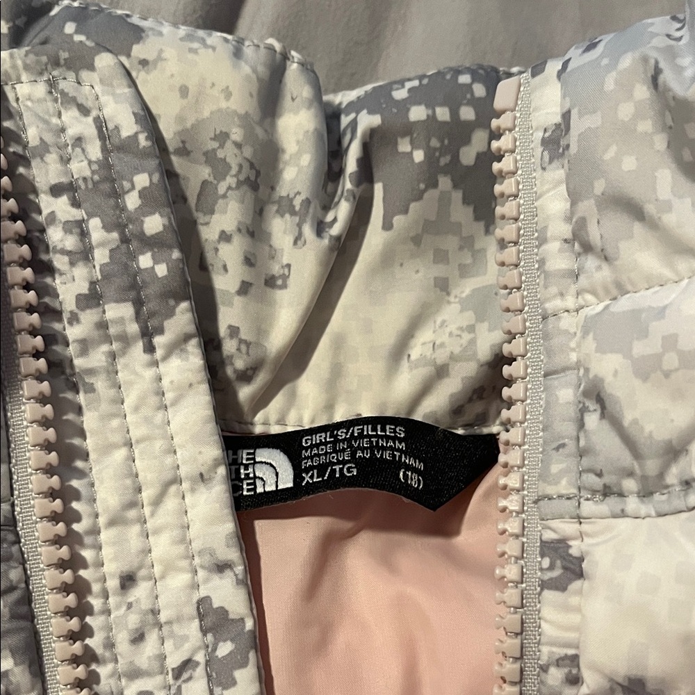 The North Face Women's Quilted Printed Puffer Jacket - Cream & Gray - Picture 3 of 4